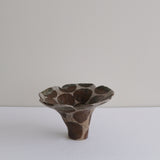 Vase 29 en grès H 9 cm - gris et pois brun de Mano Mani chez Brutal Ceramics