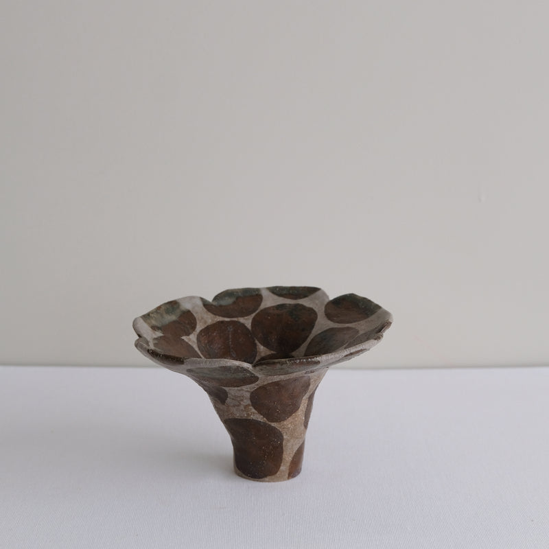 Vase 29 en grès H 9 cm - gris et pois brun de Mano Mani chez Brutal Ceramics