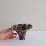 Vase 29 en grès H 9 cm - gris et pois brun de Mano Mani chez Brutal Ceramics