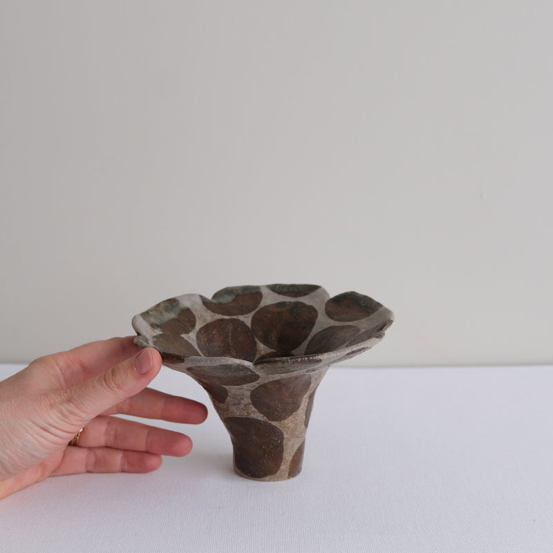 Vase 29 en grès H 9 cm - gris et pois brun de Mano Mani chez Brutal Ceramics