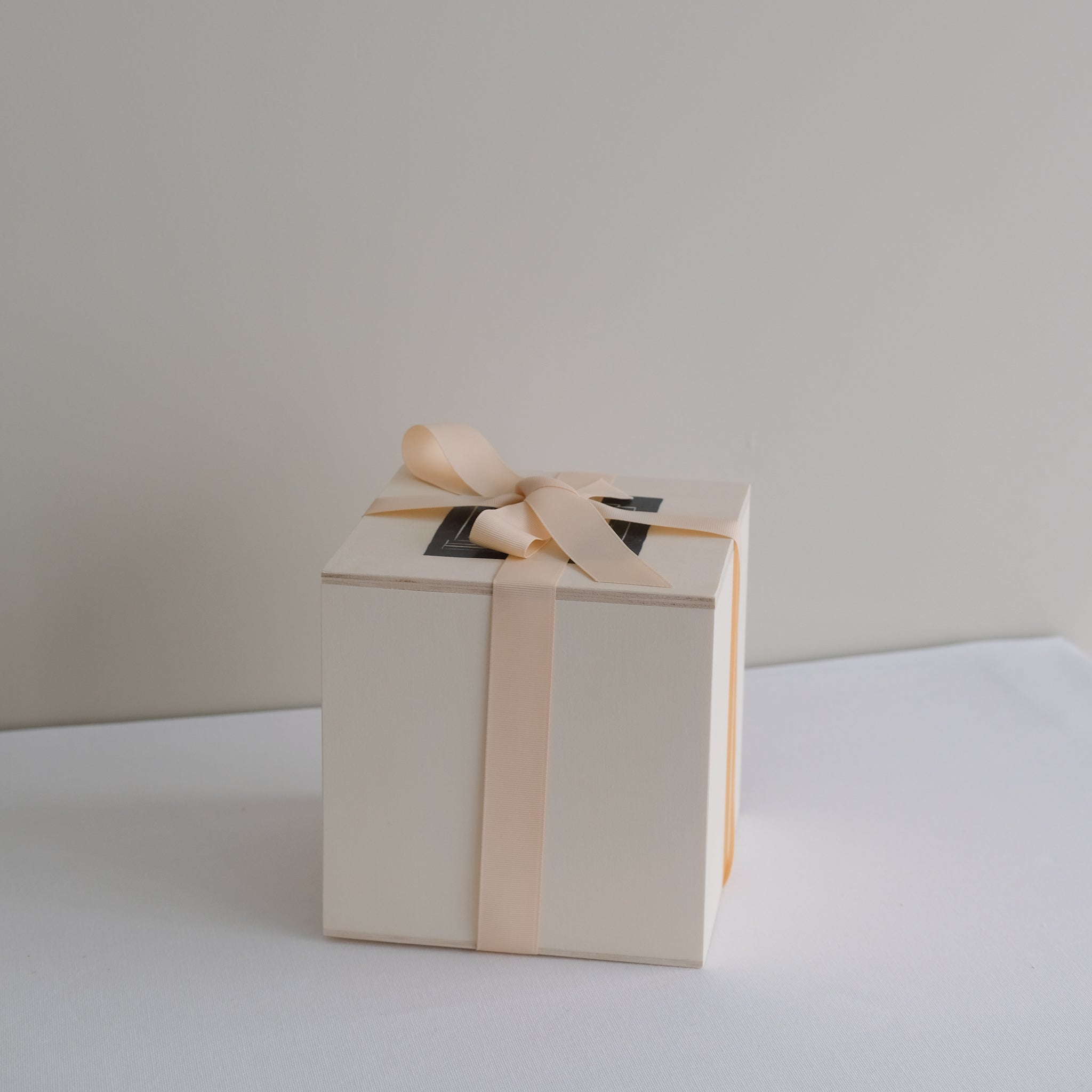 Vase 21 en grès H 11 cm - pois blanc de Mano Mani chez Brutal Ceramics