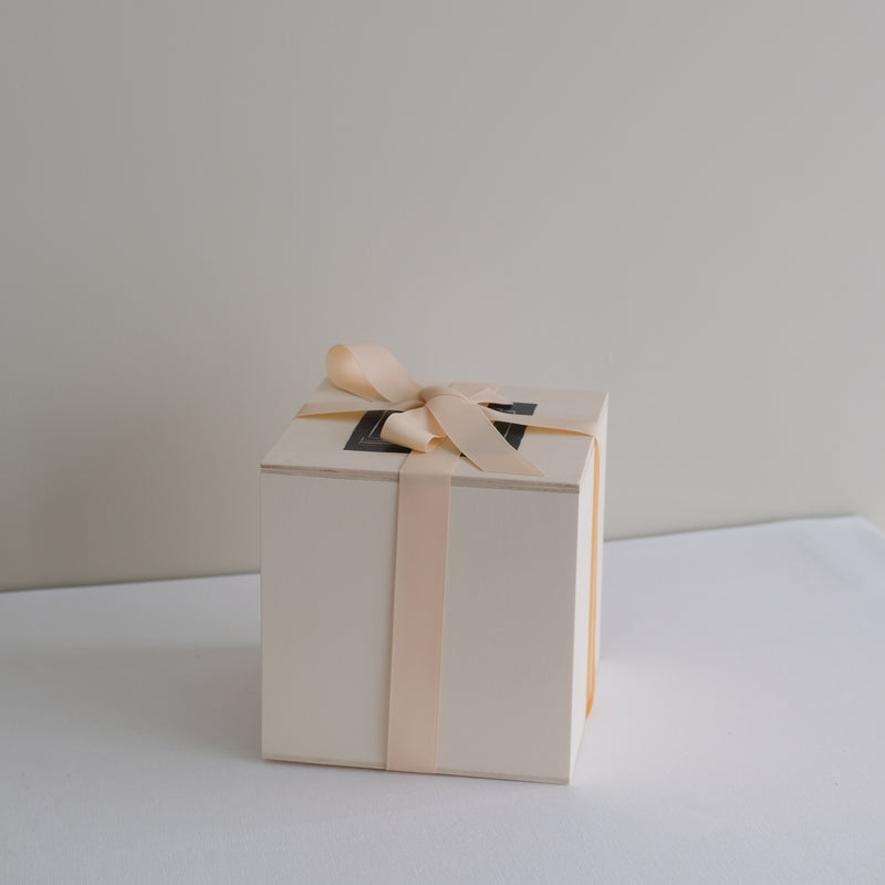 Vase 27 en grès H 10,5 cm - brun et blanc de Mano Mani chez Brutal Ceramics