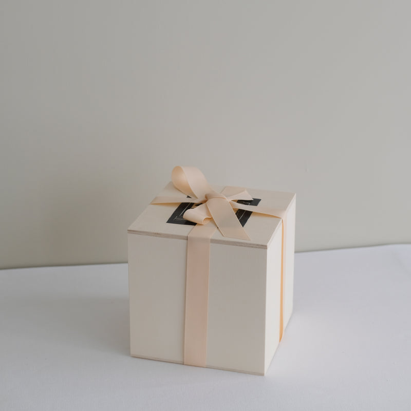 Vase 29 en grès H 9 cm - gris et pois brun de Mano Mani chez Brutal Ceramics