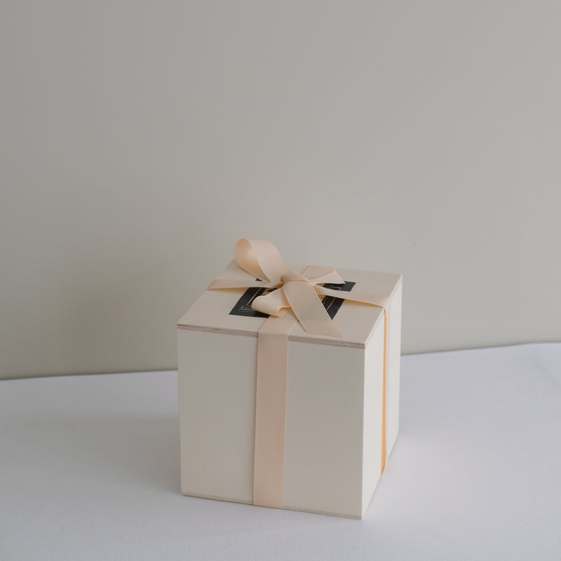 Vase 19 en grès H 11 cm - noir et blanc de Mano Mani chez Brutal Ceramics