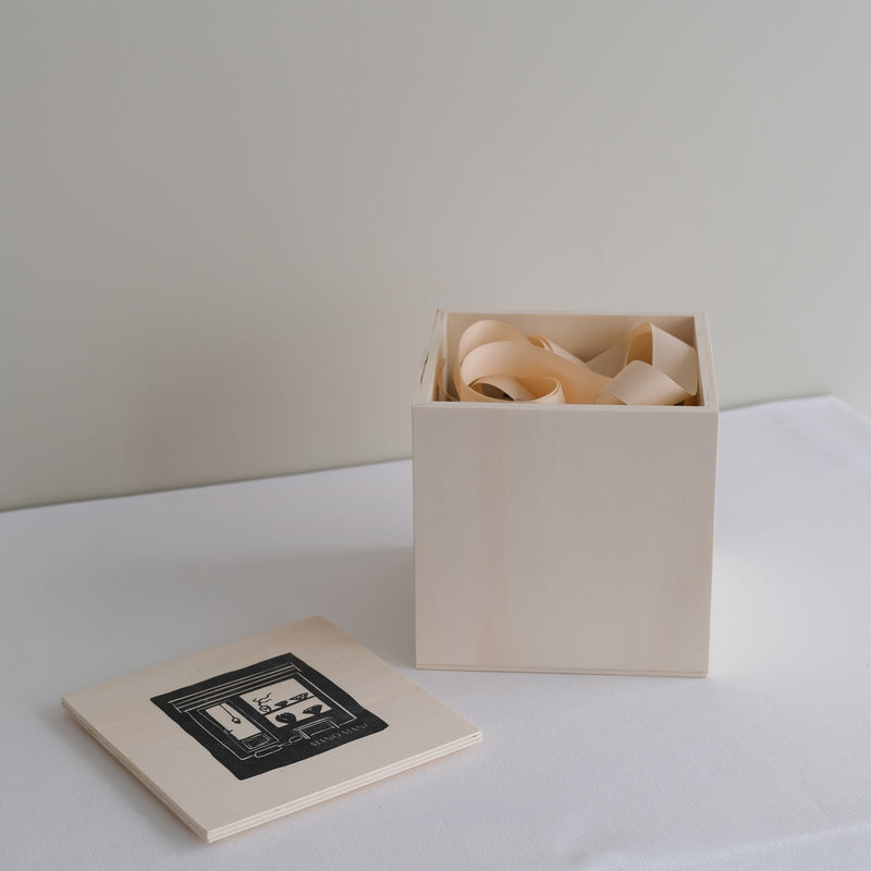Vase 14 en grès H 10 cm - beige et pois blanc de Mano Mani chez Brutal Ceramics