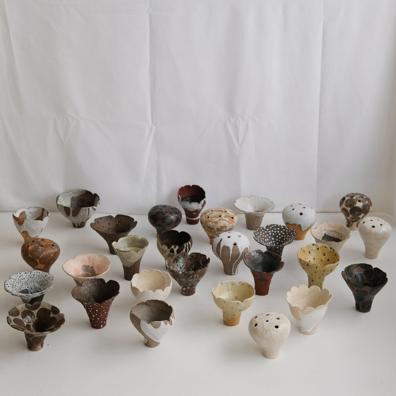 Vase 08 en grès H 12 cm - beige et blanc de Mano Mani chez Brutal Ceramics