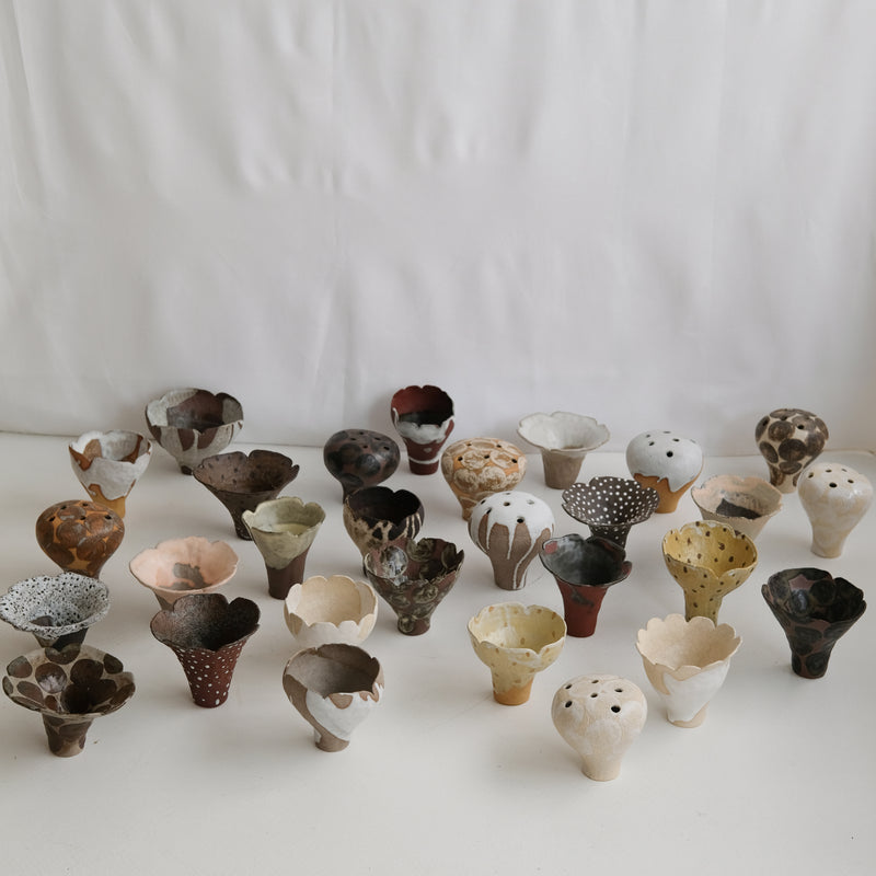 Vase 19 en grès H 11 cm - noir et blanc de Mano Mani chez Brutal Ceramics