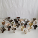 Vase 25 en grès H 10 cm - brun et pois kaki gris de Mano Mani chez Brutal Ceramics