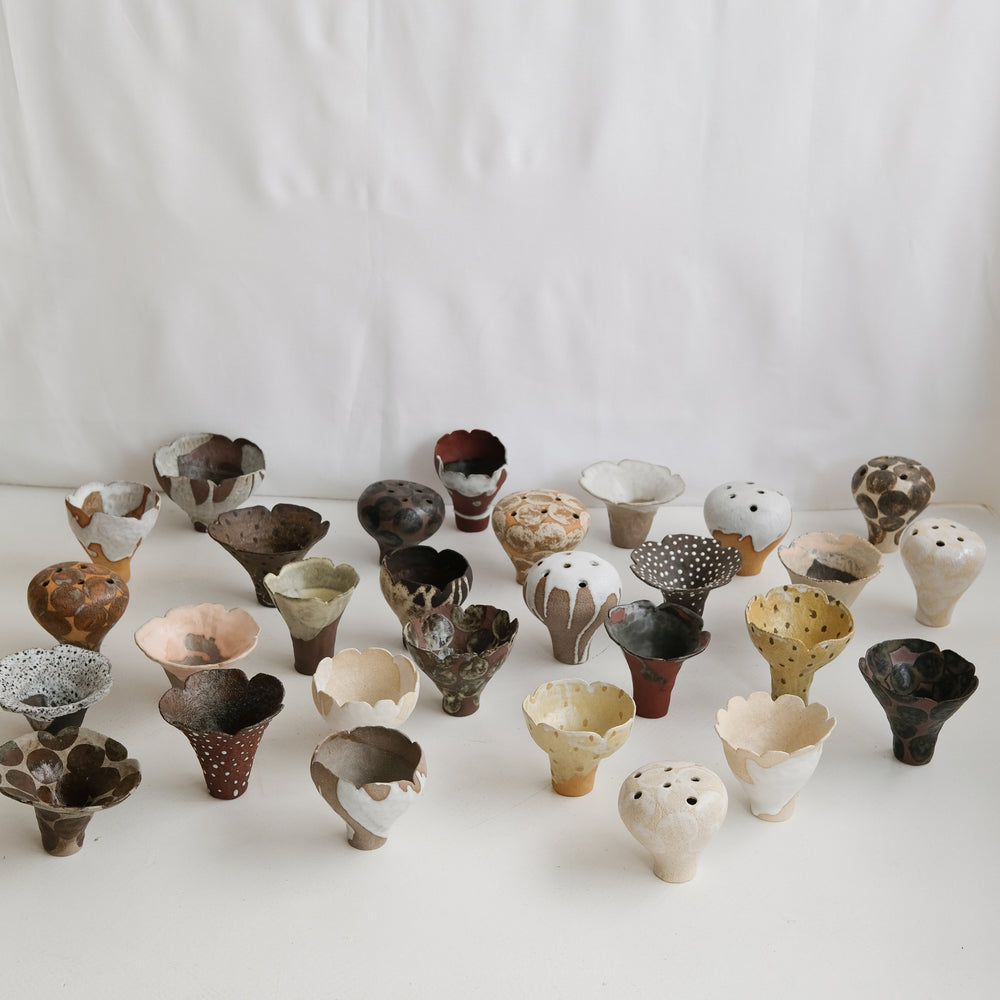 Vase 29 en grès H 9 cm - gris et pois brun de Mano Mani chez Brutal Ceramics