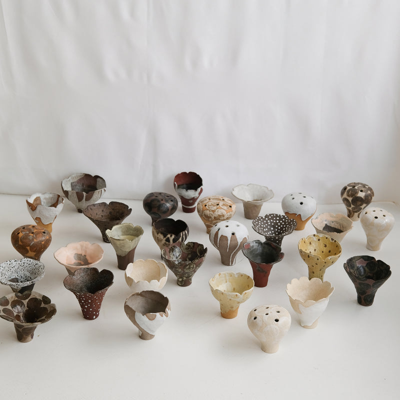 Vase 29 en grès H 9 cm - gris et pois brun de Mano Mani chez Brutal Ceramics