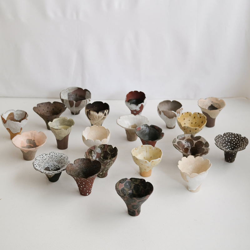 Vase 07 en grès H 10 cm - gris et blanc de Mano Mani chez Brutal Ceramics