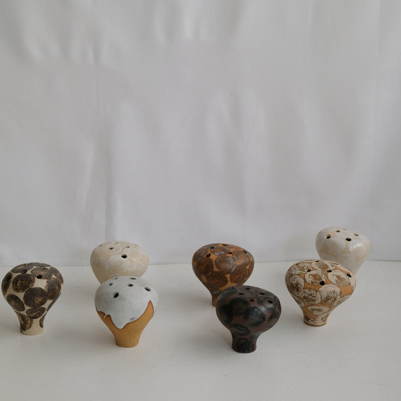 Vase 24 en grès H 12 cm - beige et pois brun de Mano Mani chez Brutal Ceramics