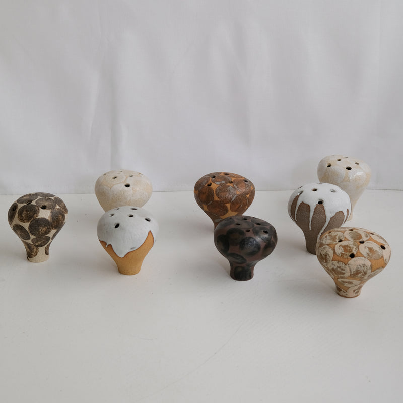 Vase 14 en grès H 10 cm - beige et pois blanc de Mano Mani chez Brutal Ceramics