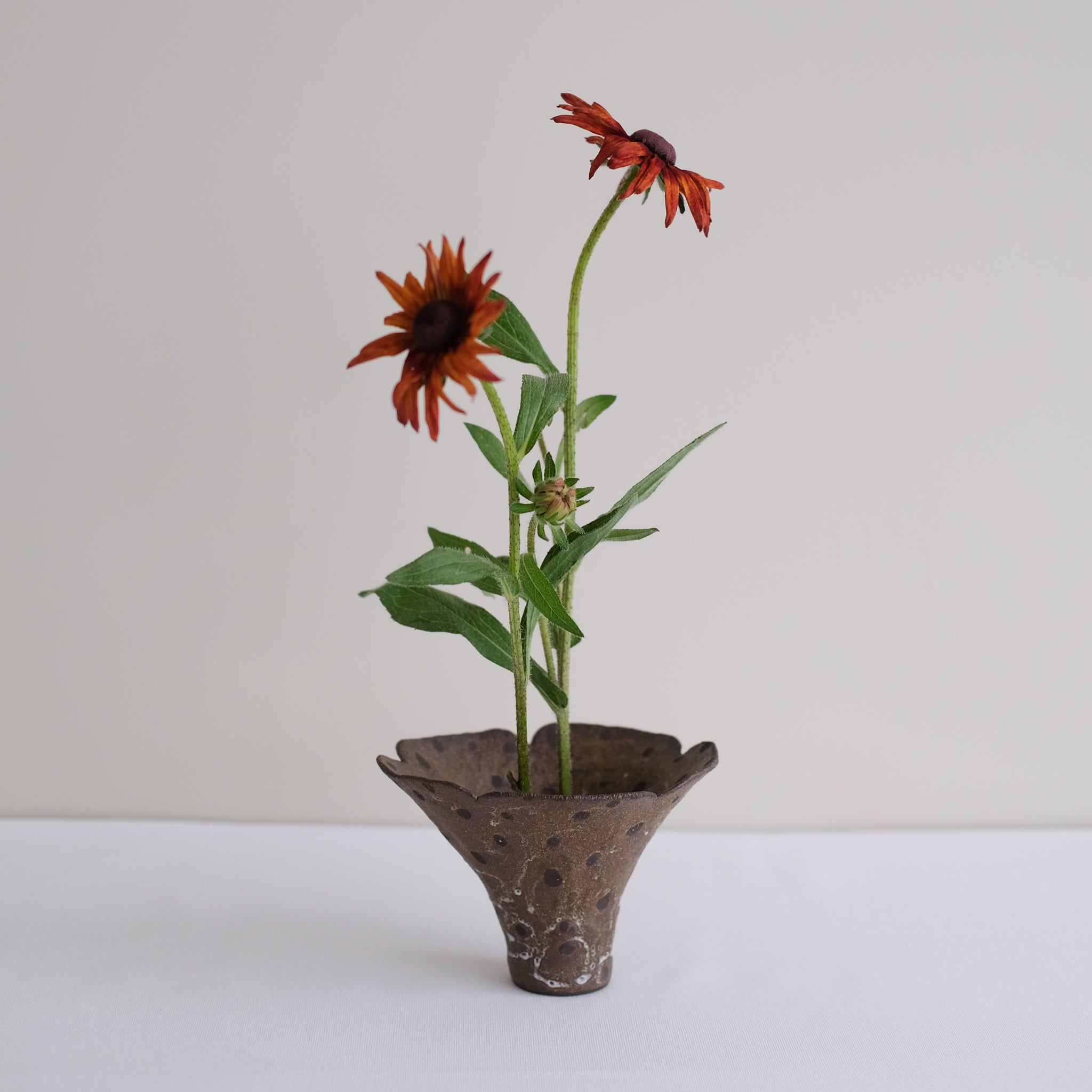 Vase 01 en grès H 10cm - marron à pois