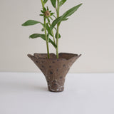 vase-01-en-gres-h-10cm-marron-a-pois-mano-mani-ikebana