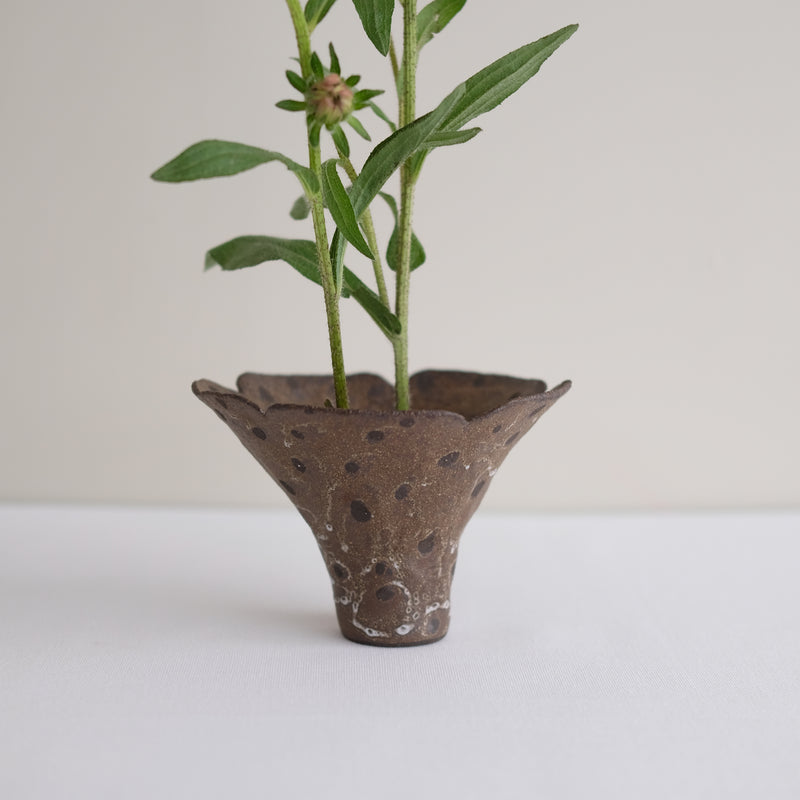 vase-01-en-gres-h-10cm-marron-a-pois-mano-mani-ikebana