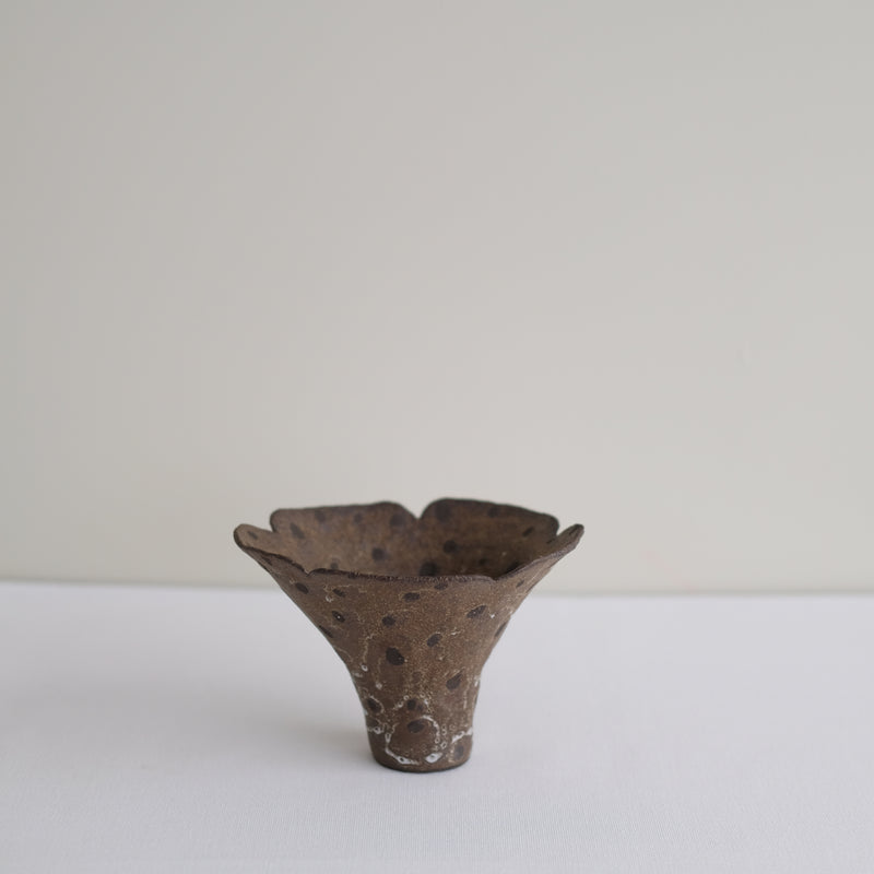 vase-01-en-gres-h-10cm-marron-a-pois-mano-mani-ikebana