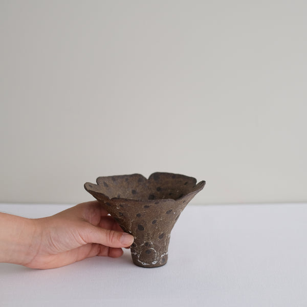 vase-01-en-gres-h-10cm-marron-a-pois-mano-mani-ikebana