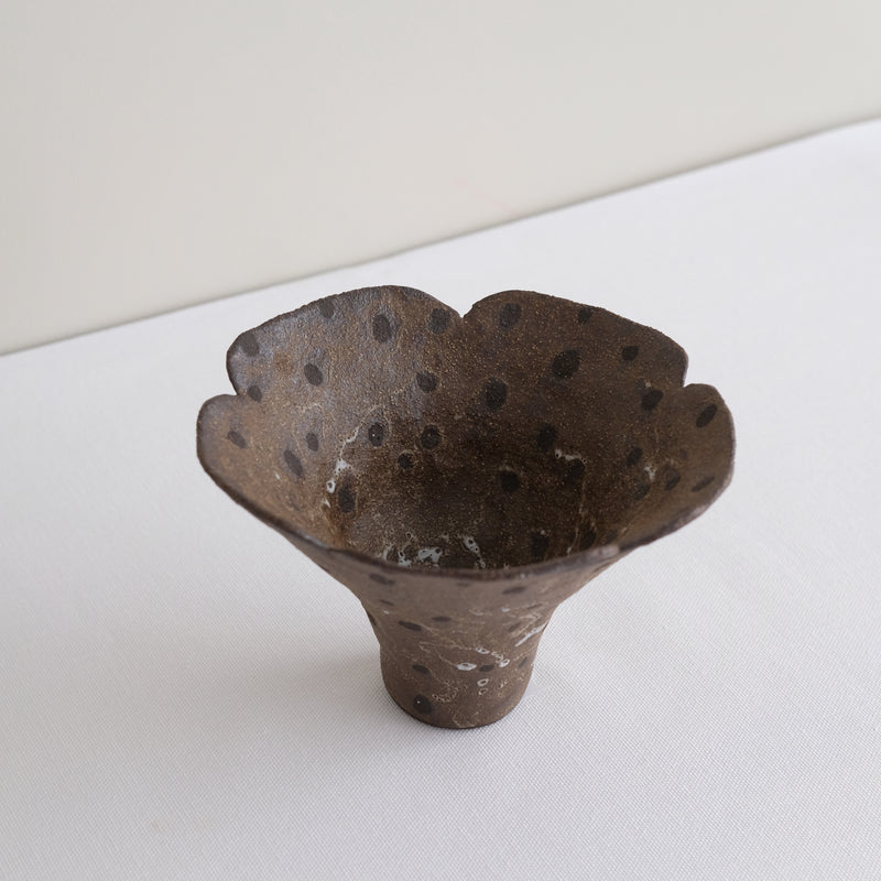 vase-01-en-gres-h-10cm-marron-a-pois-mano-mani-ikebana