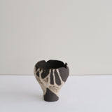 Vase 02 en grès H 11cm - noir et beige de Mano Mani - Ikebana