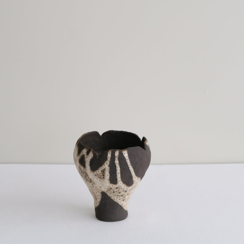 Vase 02 en grès H 11cm - noir et beige de Mano Mani - Ikebana