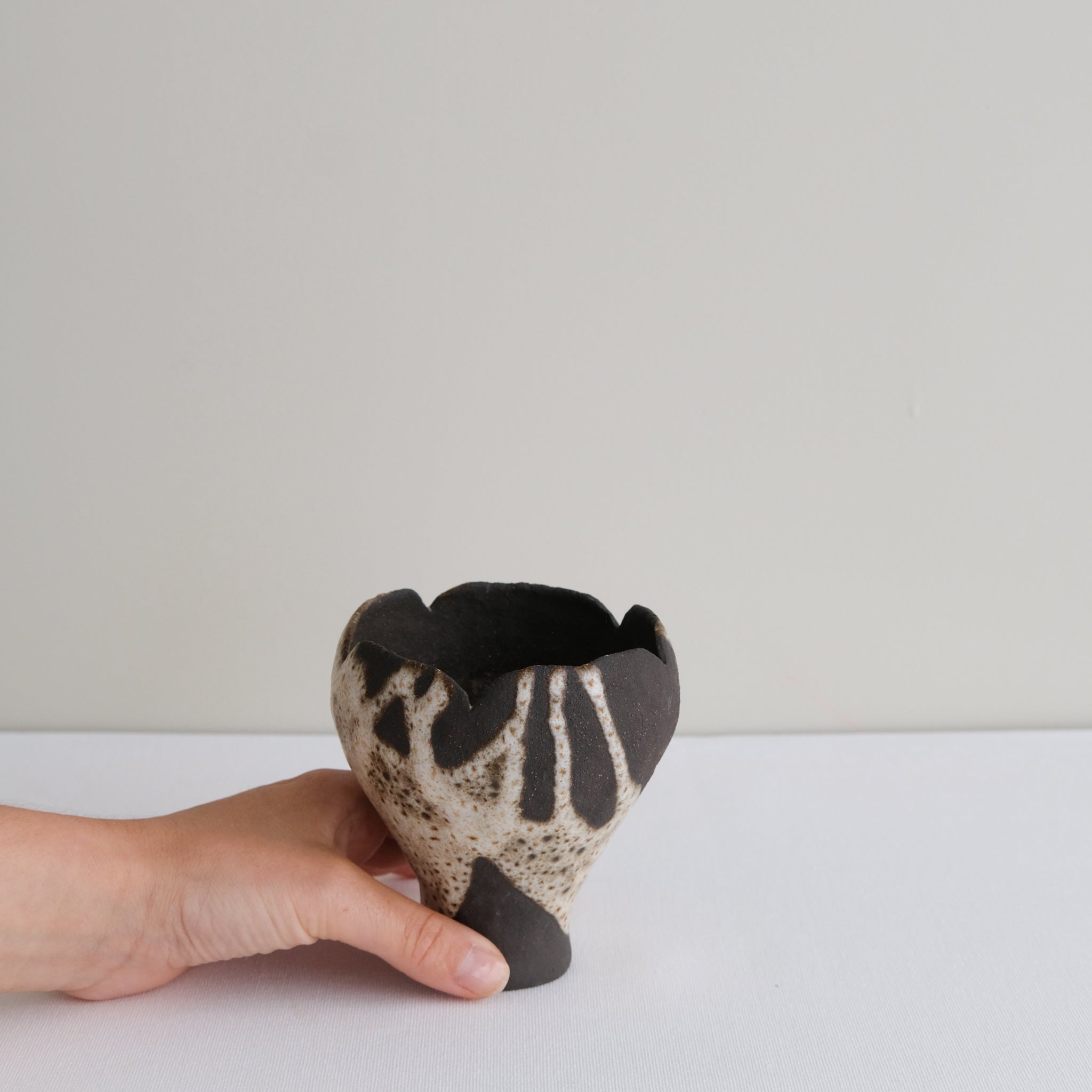 Vase 02 en grès H 11cm - noir et beige de Mano Mani - Ikebana