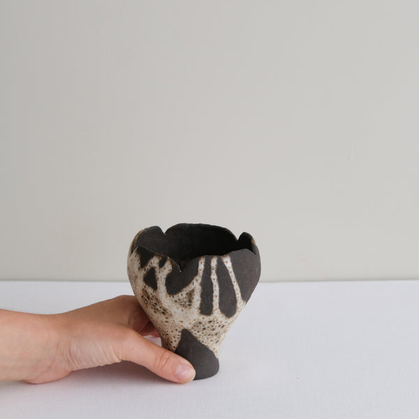 Vase 02 en grès H 11cm - noir et beige de Mano Mani - Ikebana