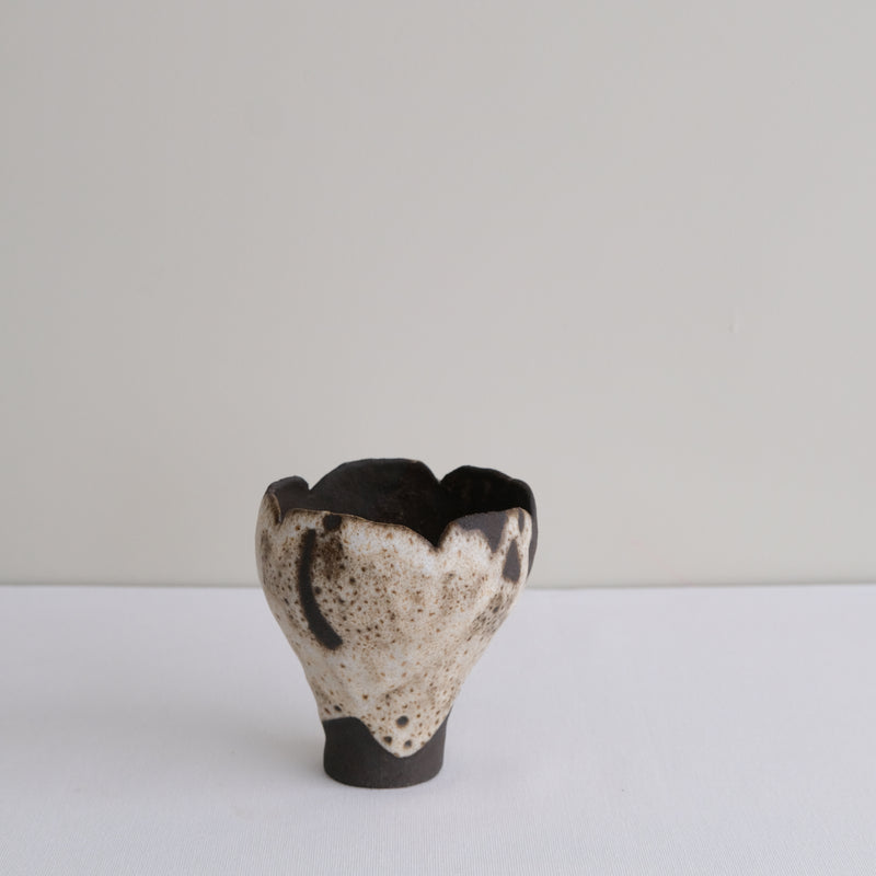 Vase 02 en grès H 11cm - noir et beige de Mano Mani - Ikebana