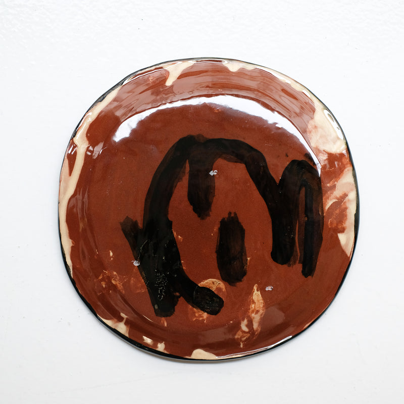 Assiette 38HB01 en faïence rouge D 19,5cm - Multicolore  d'Héloise Bariol chez Brutal Ceramics