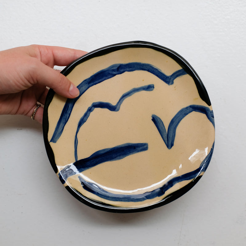 Assiette 38HB02 en faïence rouge D 19,5cm - Multicolore d'Héloise Bariol chez Brutal Ceramics