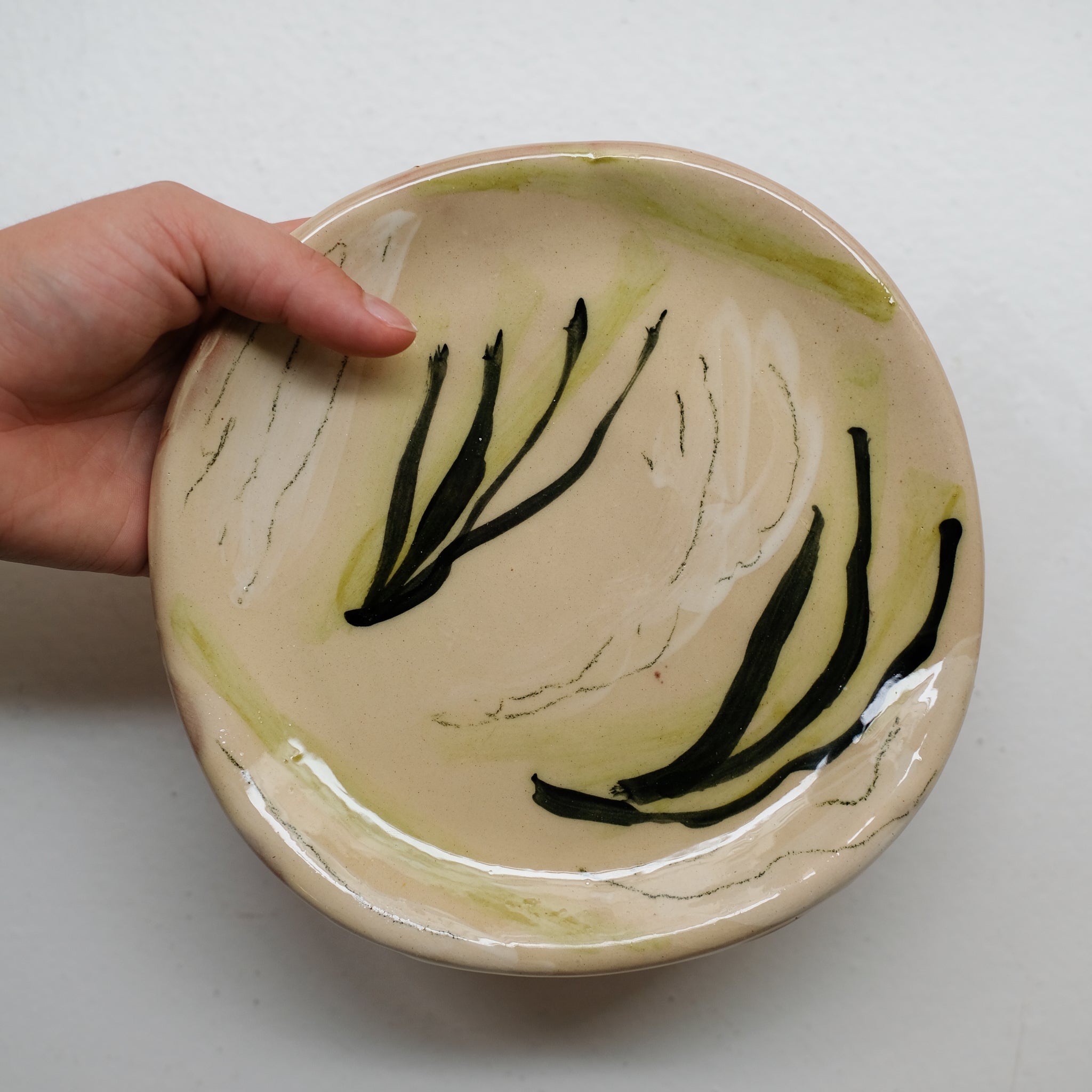 Assiette 38HB03 en faïence rouge D 19,5cm - Multicolore d'Héloise Bariol chez Brutal Ceramics