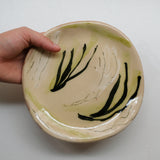 Assiette 38HB03 en faïence rouge D 19,5cm - Multicolore d'Héloise Bariol chez Brutal Ceramics