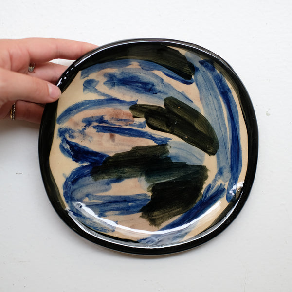 Assiette 38HB04 en faïence rouge D 19,5cm - Multicolore d'Héloise Bariol chez Brutal Ceramics