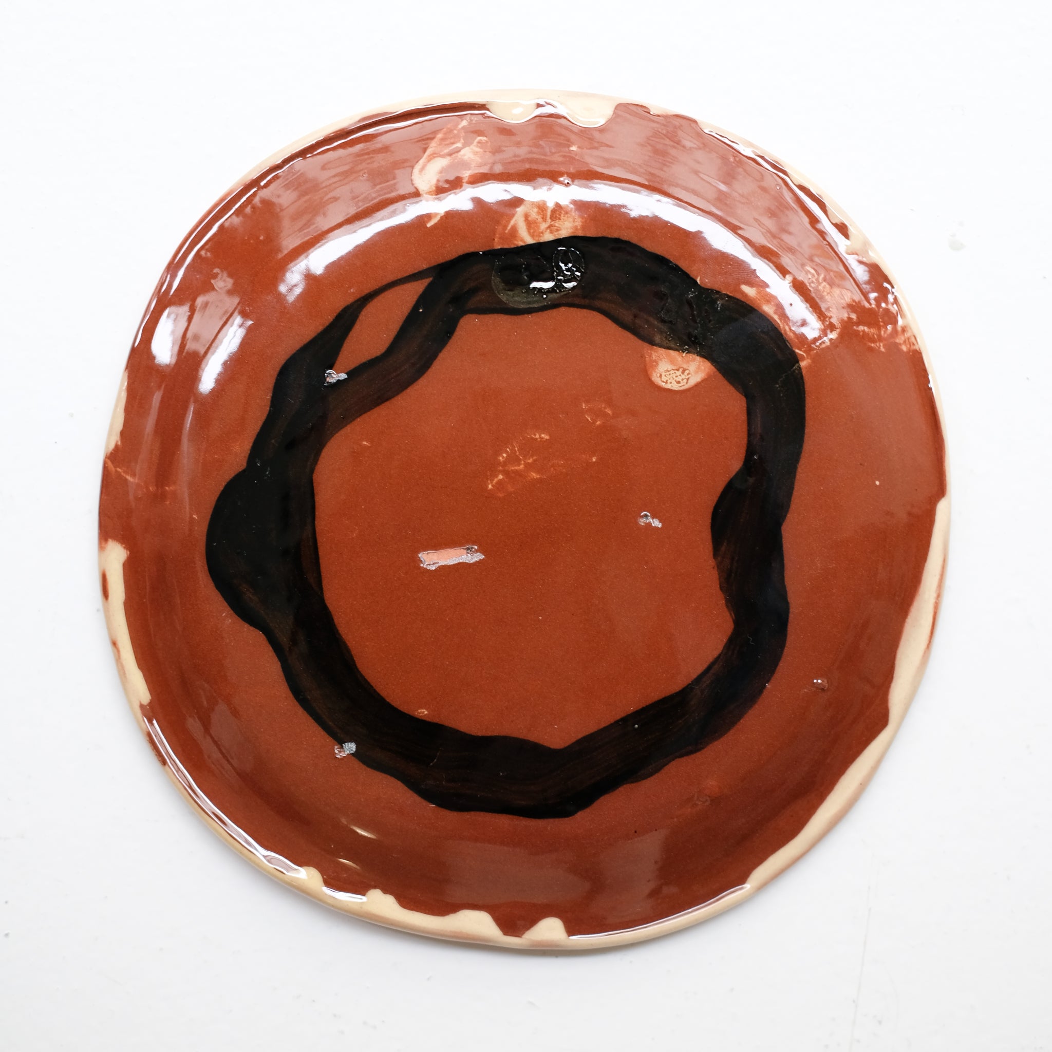 Assiette 38HB05 en faïence rouge D 19,5cm - Multicolore d'Héloise Bariol chez Brutal Ceramics