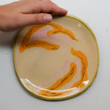 Assiette 38HB06 en faïence rouge D 19,5cm - Multicolore d'Héloise Bariol chez Brutal Ceramics