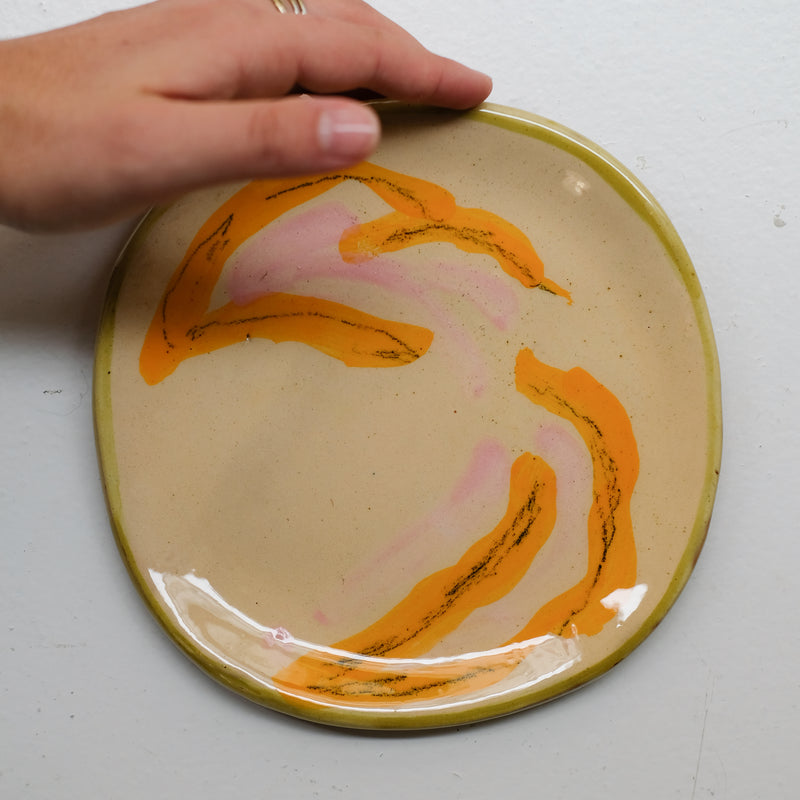 Assiette 38HB06 en faïence rouge D 19,5cm - Multicolore d'Héloise Bariol chez Brutal Ceramics