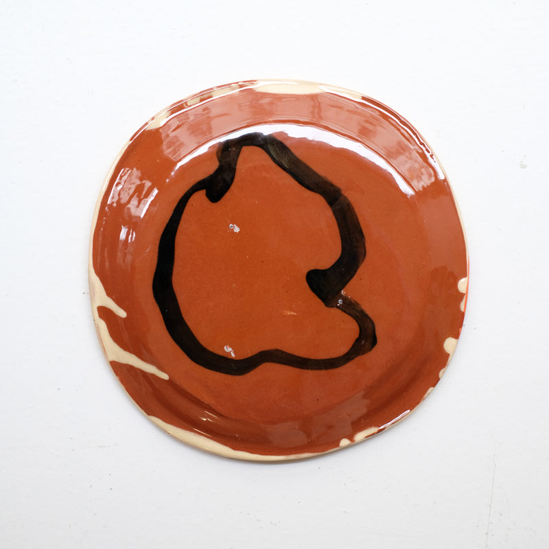 Assiette 38HB08 en faïence rouge D 19,5cm - Multicolore d'Héloise Bariol chez Brutal Ceramics
