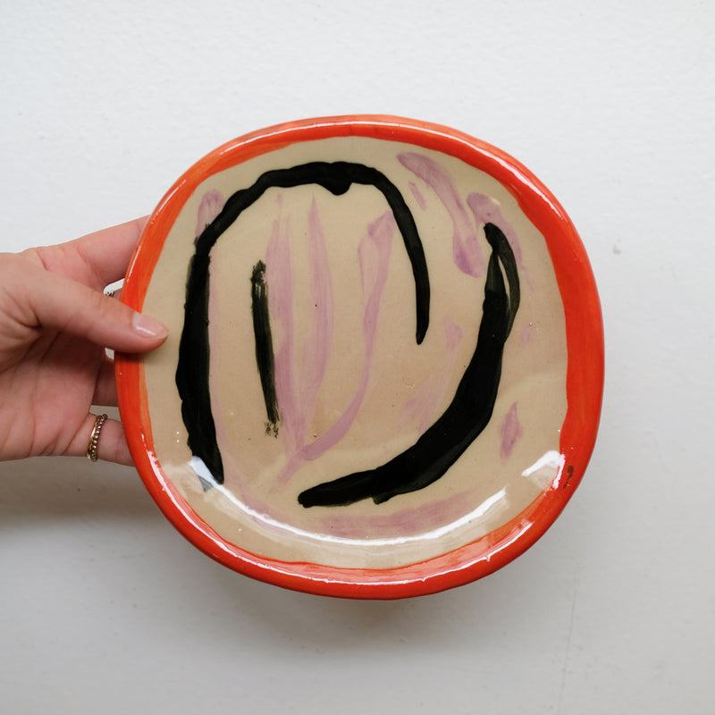 Assiette 38HB09 en faïence rouge D 19,5cm - Multicolore d'Héloise Bariol chez Brutal Ceramics