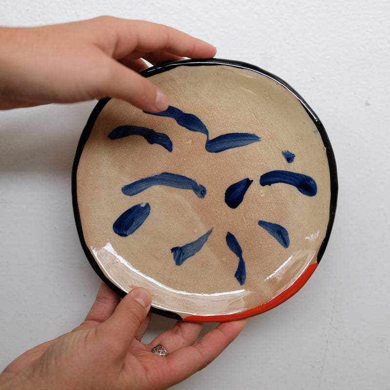 Assiette 38HB11 en faïence rouge D 19,5cm - Multicolore d'Héloise Bariol chez Brutal Ceramics