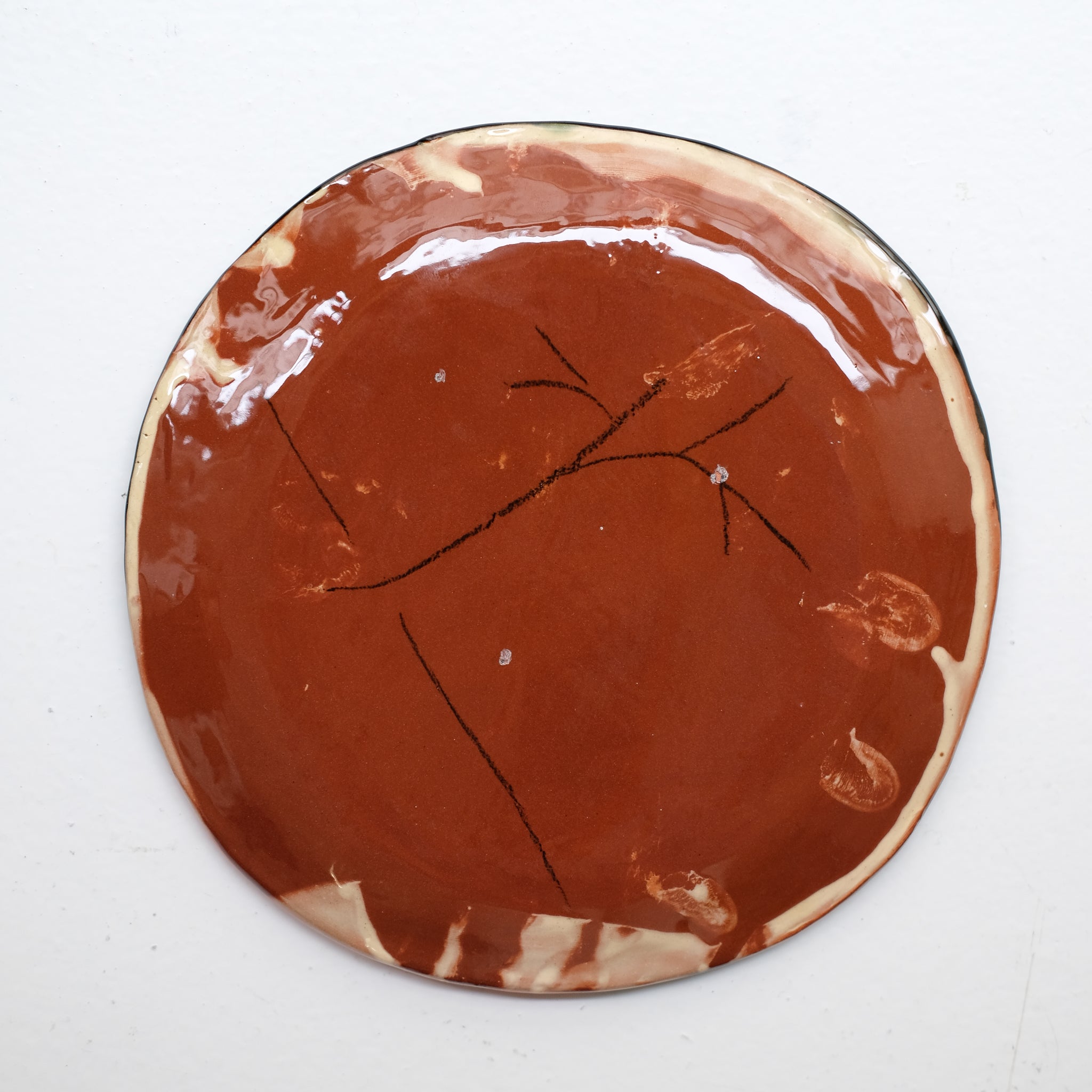 Assiette 38HB11 en faïence rouge D 19,5cm - Multicolore d'Héloise Bariol chez Brutal Ceramics