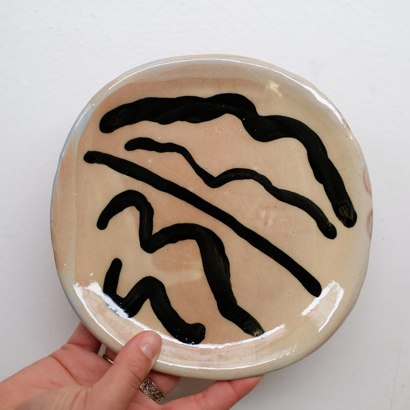Assiette 38HB12 en faïence rouge D 19,5cm - Multicolore d'Héloise Bariol chez Brutal Ceramics