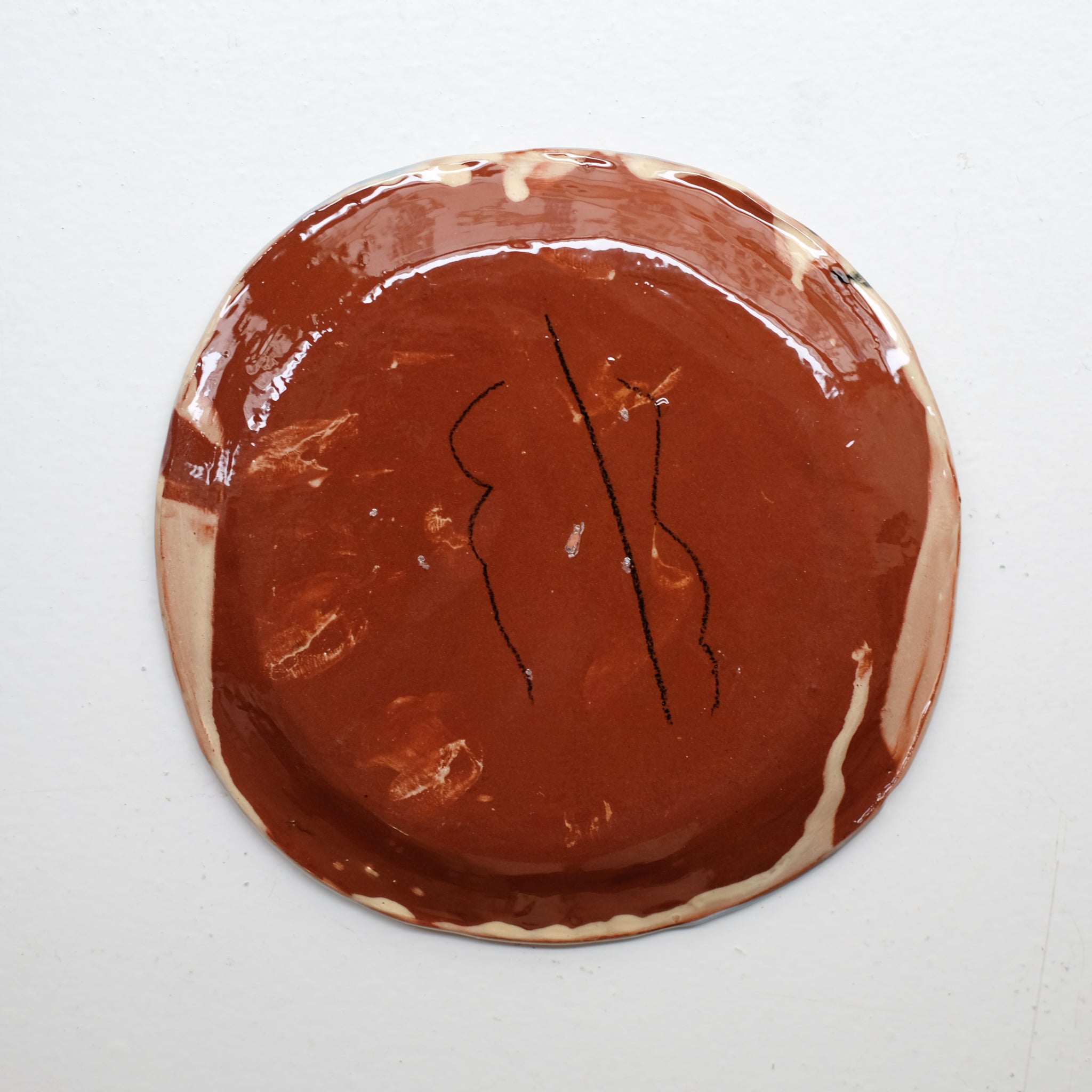 Assiette 38HB12 en faïence rouge D 19,5cm - Multicolore d'Héloise Bariol chez Brutal Ceramics