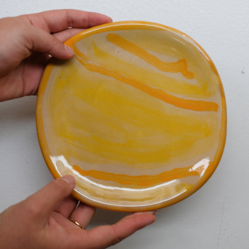 Assiette 38HB14 en faïence rouge D 19,5cm - Multicolore d'Héloise Bariol chez Brutal Ceramics