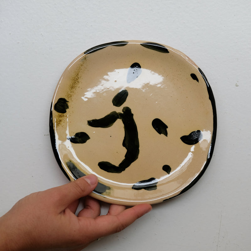 Assiette 38HB15 en faïence rouge D 19,5cm - Multicolore d'Héloise Bariol chez Brutal Ceramics