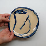 Assiette 38HB18 en faïence rouge D 19,5cm - Multicolore d'Héloise Bariol chez Brutal Ceramics