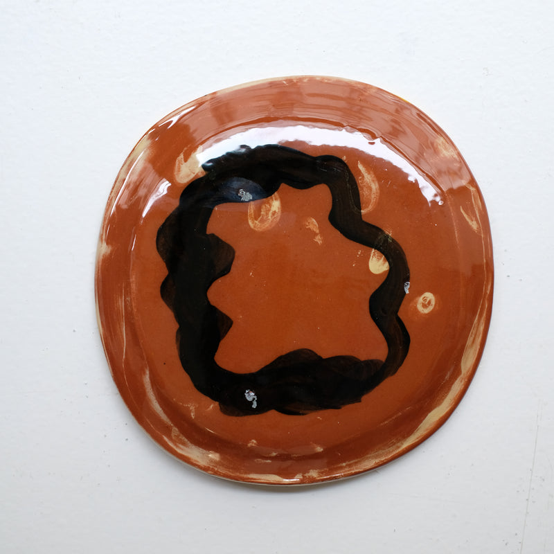 Assiette 38HB41 en faïence rouge D 19,5cm - Multicolore d'Héloise Bariol chez Brutal Ceramics