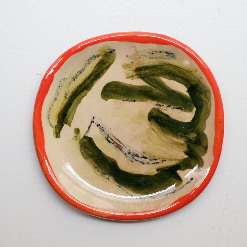Assiette 38HB22 en faïence rouge D 19,5cm - Multicolore d'Héloise Bariol chez Brutal Ceramics