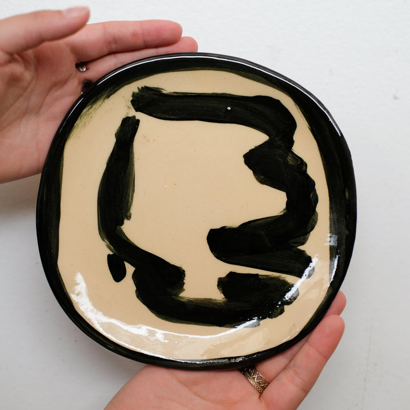 Assiette 38HB24 en faïence rouge D 19,5cm - Multicolore d'Héloise Bariol chez Brutal Ceramics