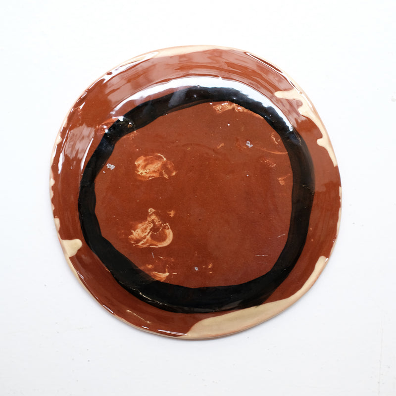 Assiette 38HB25 en faïence rouge D 19,5cm - Multicolore d'Héloise Bariol chez Brutal Ceramics