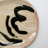 Assiette 38HB26 en faïence rouge D 19,5cm - Multicolore d'Héloise Bariol chez Brutal Ceramics